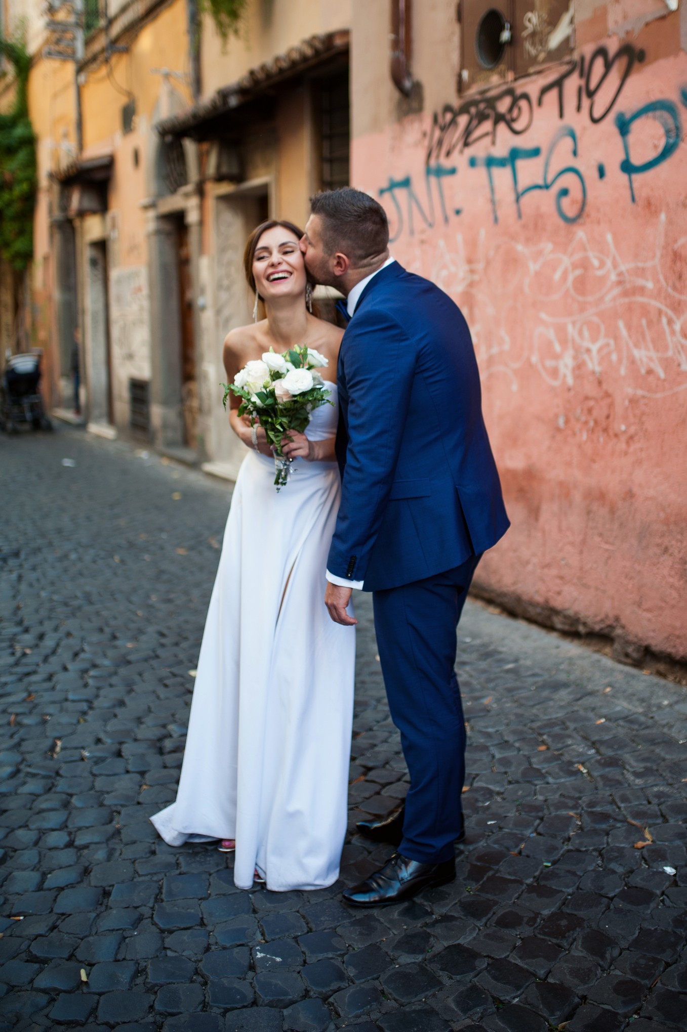 Para młoda w romantycznej scenerii.