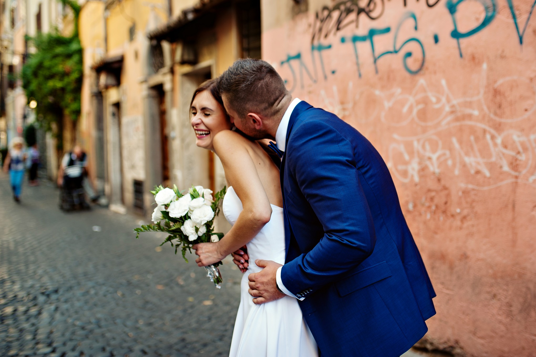 Młoda para na romantycznym tle.