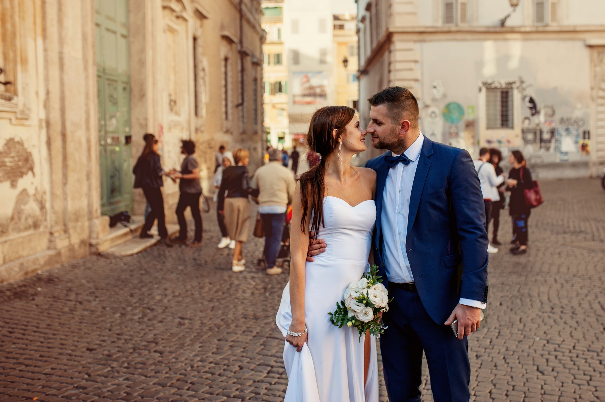 Młoda para w romantycznej scenerii.