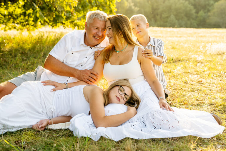 Rodzina na pikniku w naturze